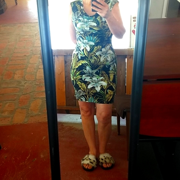 connected apparel Dresses & Skirts - Connected Apparel cap sleeve dress.